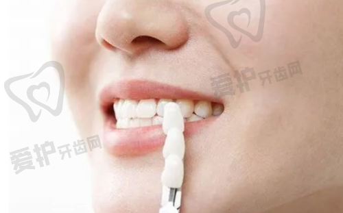 哪些情况下剩余牙齿需要拔除后佩戴吸附性义齿?